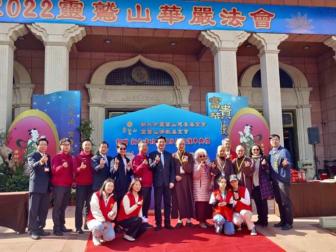 捐赠仪式今在灵鹫山圣山寺举行。（新北市消防局提供）