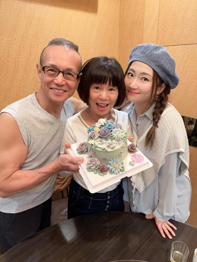 Selina晒照替72岁任妈庆生。（图／翻摄自任家萱 Selina脸书）