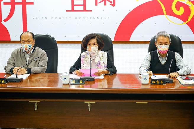 宜兰县副县长林建荣（左）确定离开县府团队，副县长由林茂盛（右）陞任，县长林姿妙（中）感谢林建荣任期中传承的公务智慧与宝贵经验。（本报资料照片）