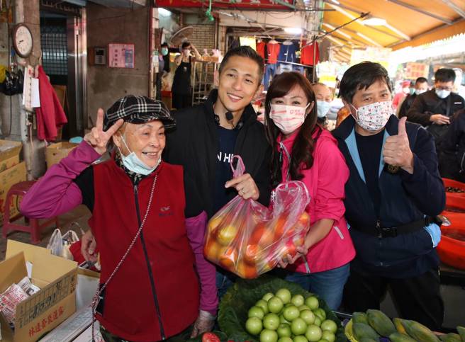 民进党台北市第3选区立委补选候选人吴怡农（左二）24日到草埔市场拜票，寻求大家支持。（赵双杰摄）