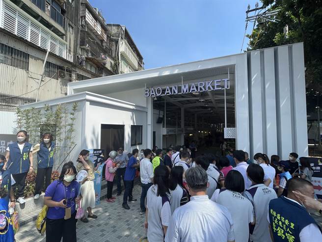 新北市树林区保安市场10月完成整建，成为辖内首座示范型现代化摊集区，不过，市场摊贩却对市场「无车管制」有异音，民眾无法骑进市场採买，导致市场人潮减少一半，对此，市场处表示，人流管制系统侦测市场每日仍有4000人进出，机车进入可能会有损毁设施问题，将与摊贩多沟通。（蔡雯如摄）