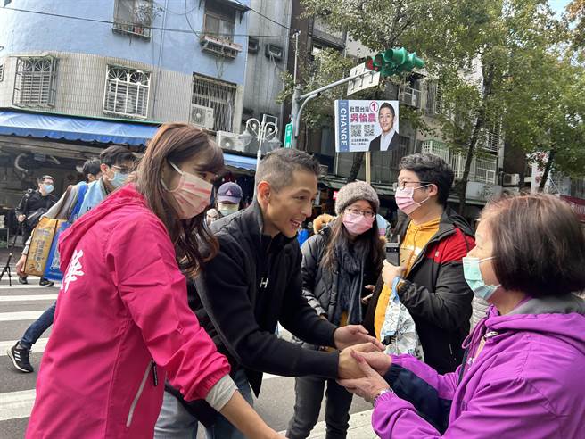 台北市议员许淑华（左一）今上午陪同立委补选候选人吴怡农（左二）前往草埔市场扫街拜票。（陈薏云摄）