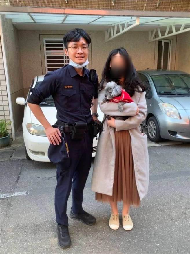 陈女在员警协助下寻回爱犬，频频感谢警方及热心民眾的帮忙。（翻摄照片／林郁平台北传真）