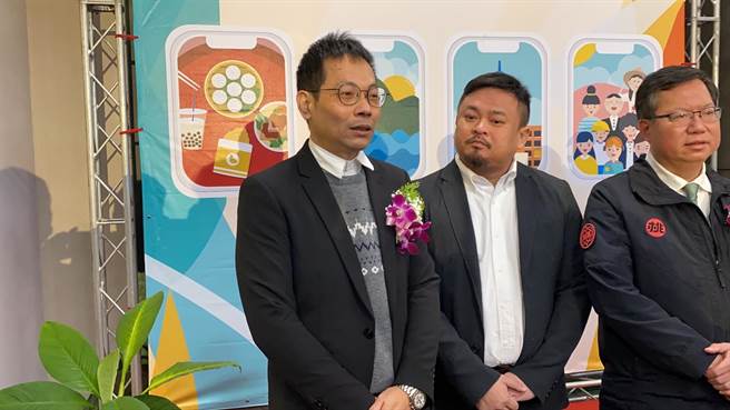 劳动部政务次长王安邦（左一）。（蔡明亘摄）