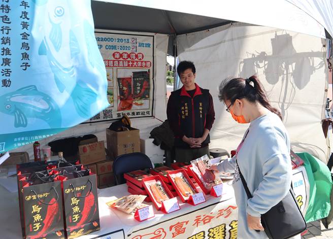 嘉义县政府与后里丽宝Outlet合作，在摩天轮广场举办「嘉义黄金乌鱼子暨嘉义优鲜农产→前进Outlet」展售活动。(嘉义县政府提供)