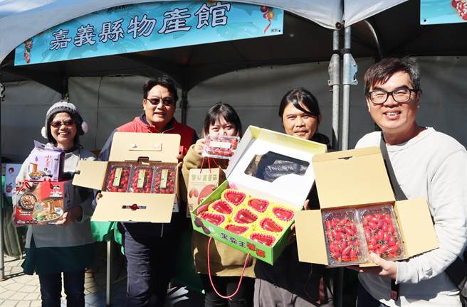 嘉义县政府与后里丽宝Outlet合作，在摩天轮广场举办「嘉义黄金乌鱼子暨嘉义优鲜农产→前进Outlet」展售活动。(嘉义县政府提供)