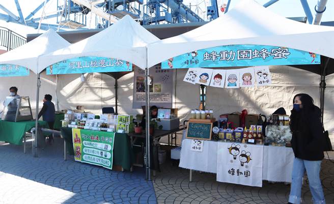嘉义县政府与后里丽宝Outlet合作，在摩天轮广场举办「嘉义黄金乌鱼子暨嘉义优鲜农产→前进Outlet」展售活动。(嘉义县政府提供)