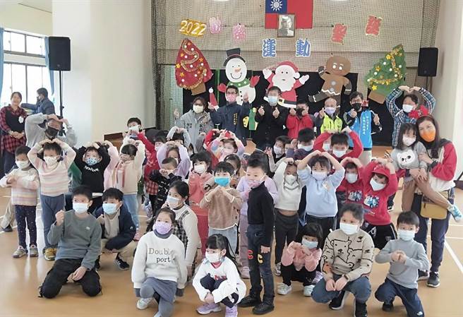 金山区长廖武辉及贵宾与幼儿一同庆祝圣诞节。（金山国小提供）