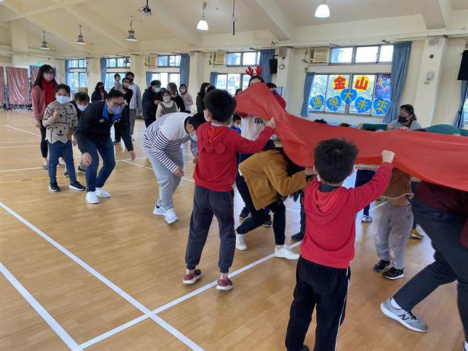 新北市议员廖先翔也来现场和小朋友一起同乐。（金山国小提供）