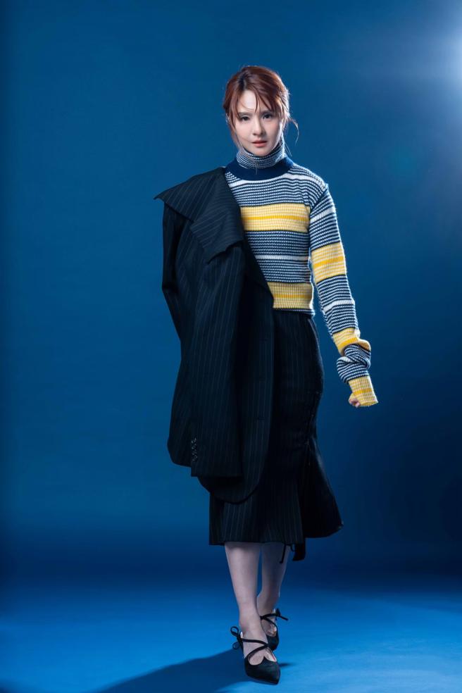 郭静透露自己很容易失心疯，尤其是出国时更容易笑说「不买好像会觉得过不去」。（摄影/石智中、服装/Sport Max、鞋/Roger Vivier）