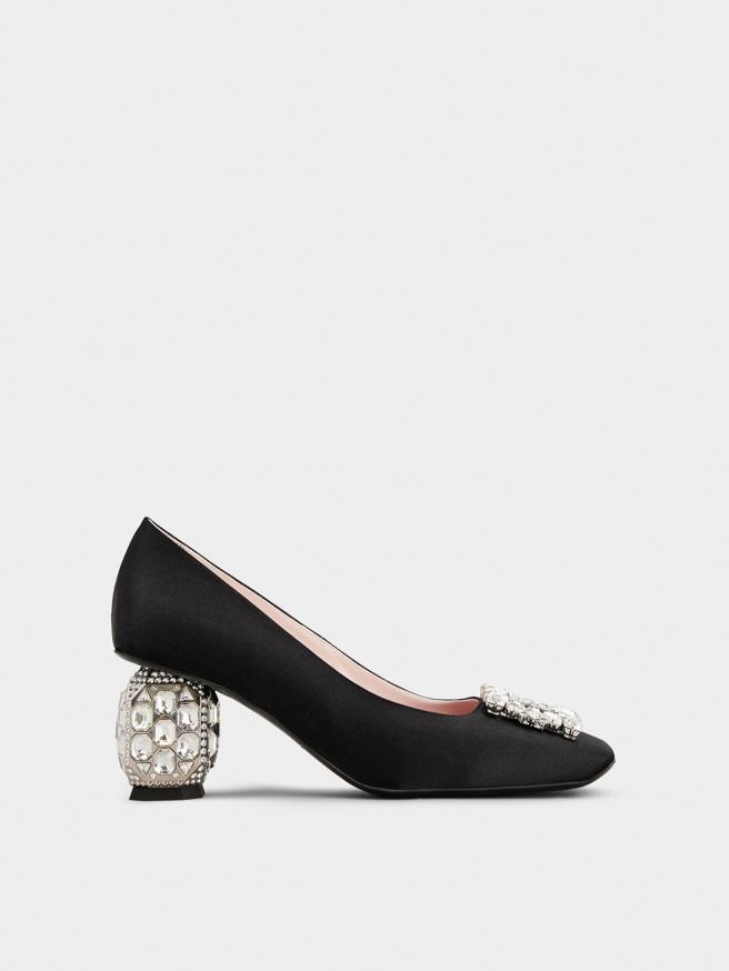 Roger Vivier Strass heel 65 黑色缎面水晶扣水钻鞋跟，8万5000元。（Roger Vivier提供）