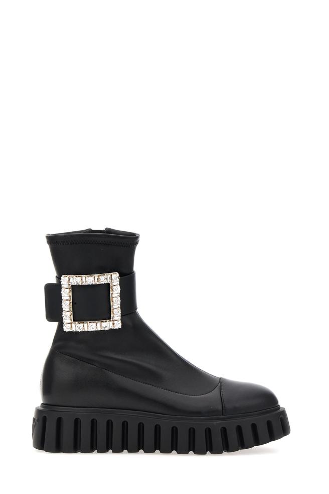 Roger Vivier VIV’ GO-THICK 黑色小羊皮钻扣踝靴，8万5000元。（Roger Vivier提供）