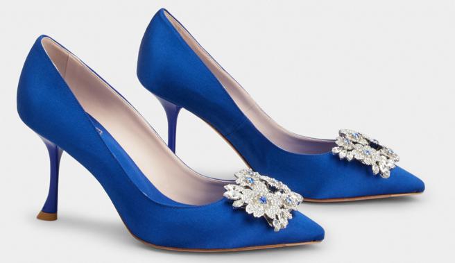 RV Bouquet 宝蓝缎面彩色水晶钻扣高跟鞋，7万2200元。（Roger Vivier提供）