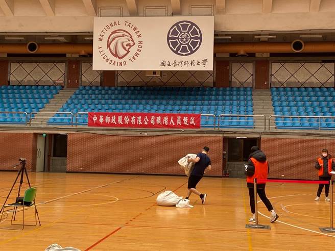 中華郵政公司今年招考職階人員正取1397名、備取526名，最高月薪5萬3480元，有2萬餘人報名考試，2798人進入第二階段口試及體能測驗。（中華郵政提供／陳祐誠傳真）