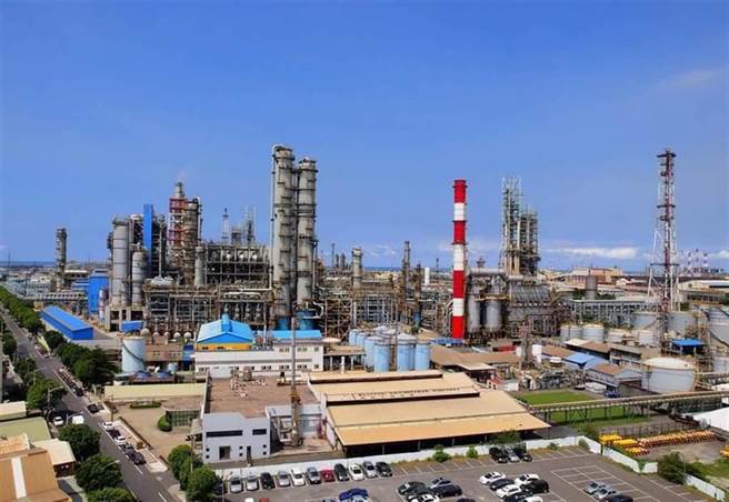 中油大林煉油廠煉製二組洪姓事務管理員在外積欠信貸，竟與不肖廠商合謀虛報收據詐領採購款項，共A走中油公款230萬元，高雄地院認定洪男自首坦白犯行，判他緩刑5年，須向國庫支付20萬元，可上訴。（本報資料照）