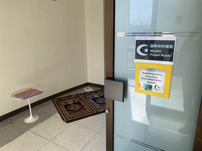 移工一站式服务中心设有祈祷室供移工宗教礼拜。（蔡明亘摄）