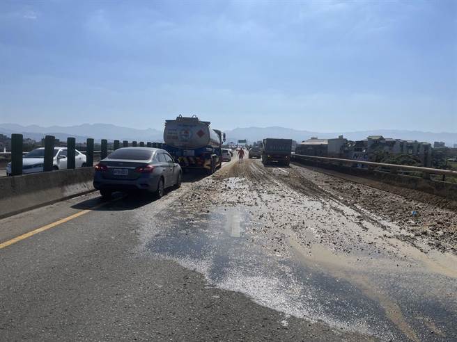 桃園平鎮台66快速公路今發生砂石散落事故。（翻攝畫面／蔡明亘桃園傳真）