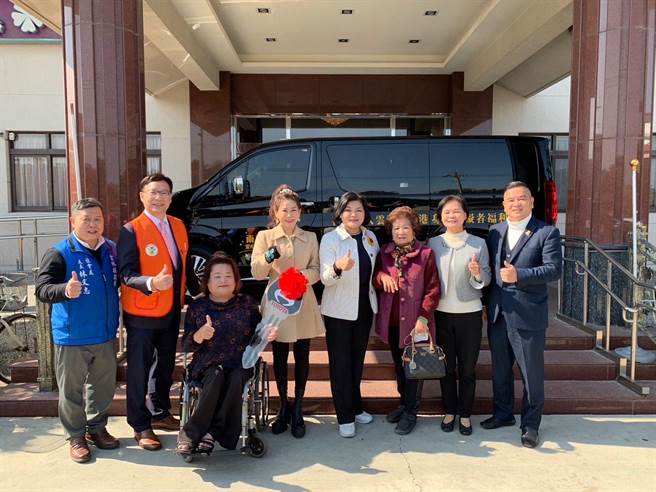 雨扬老师（左四）捐赠身障者服务专车，回馈家乡。（雨扬国际股份有限公司提供）