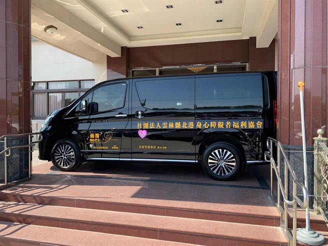 雨扬老师捐赠身障者服务专车。（雨扬国际股份有限公司提供）