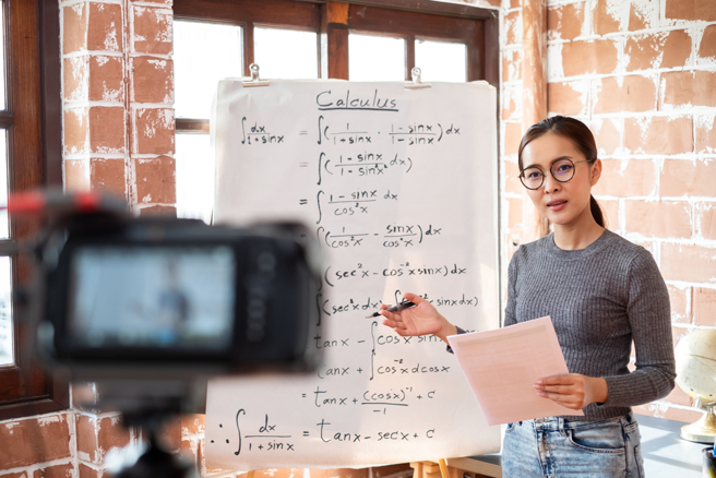女老师远距上课翻车，幼子乱入狂喊1句话，全场笑翻。（图／shutterstock）