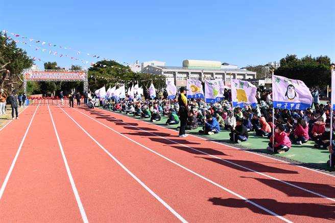 创校60周年的竹南镇海口国小24日启用新操场跑道。（谢明俊摄）