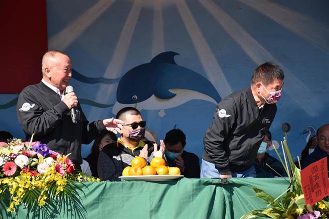 苗栗县长徐耀昌与新县长锺东锦24日连袜参加竹南镇海口国小校庆。（谢明俊摄）