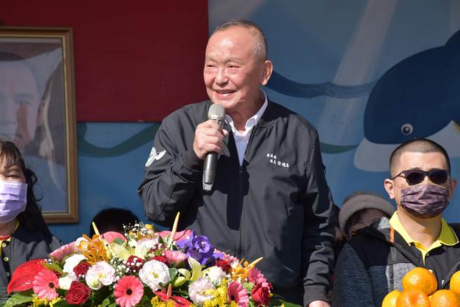 苗栗县长徐耀昌任期最后一天，眼部虽有不适，仍坚持完成最后一项县长行程。（谢明俊摄）