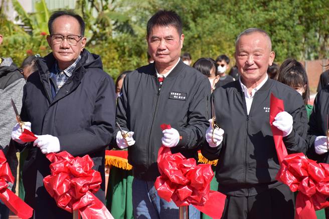 苗栗县长徐耀昌与新县长锺东锦、立委陈超明，24日连袜参加竹南镇海口国小校庆，并主持新建跑道启用。（谢明俊摄）