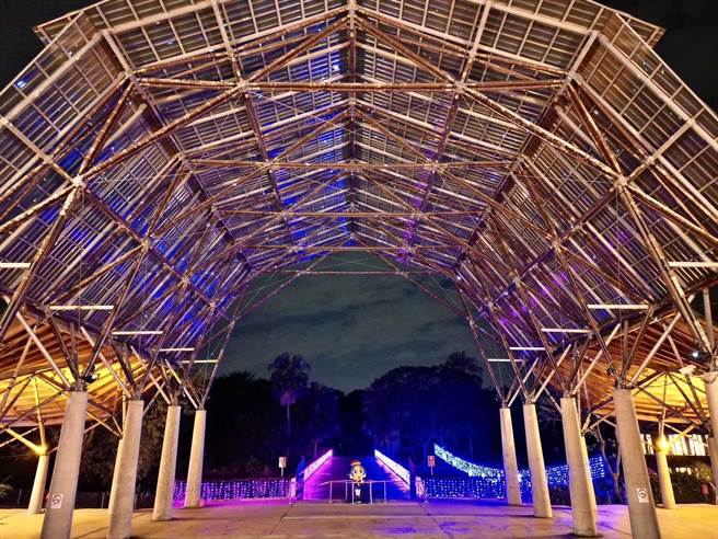 虎尾农博生态园区的彩虹光廊。（云林县政府提供）