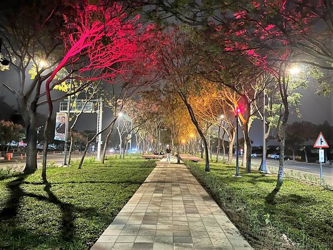 虎尾高铁站前绿园道的光环境。（云林县政府提供）