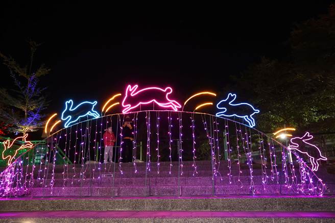 斗六市民生南路柚子公园光环境主题为「YOUNG兔赛跑」。（云林县政府提供）