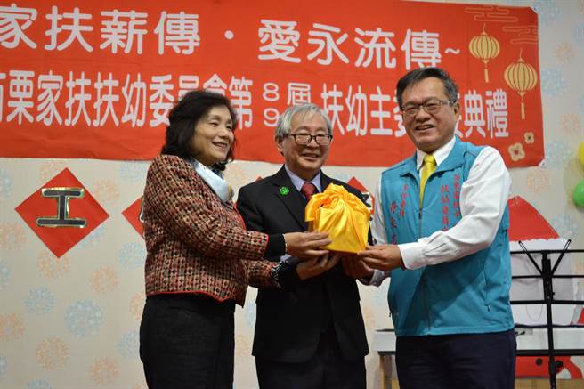 苗栗家扶中心2022年新舊主委交接。（苗栗家扶中心提供／謝明俊苗栗傳真）