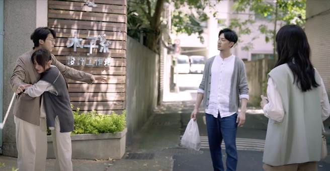 柯佳嬿双角色与许光汉、施柏宇同框画面超难拍。（车库娱乐、三凤制作提供）