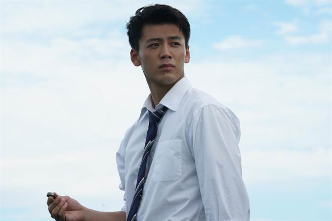 竹内凉真饰演出身平凡家庭的年轻银行行员，抱着要帮助所有小企业家庭的使命，加入唯利是图的银行业。（中影提供）