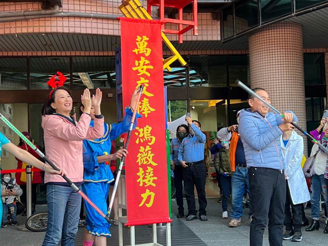 現場邀來表演團體，拉下「萬安交棒，鴻薇接力」的布條。（李奇叡攝）