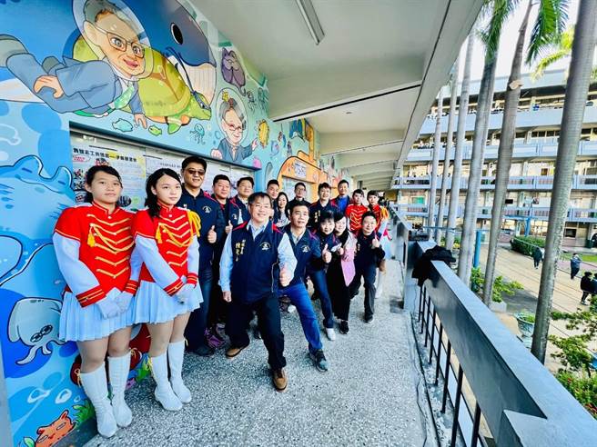 侨泰高中23日举办校庆活动，同时替结合品德教育与艺术创作的「公益走廊」揭牌，校长温顺德表示，期盼同学能以公益事蹟为榜样，发扬心中的善念、勇于助人，展现侨泰最美的风景。（侨泰高中提供／潘虹恩台中传真）