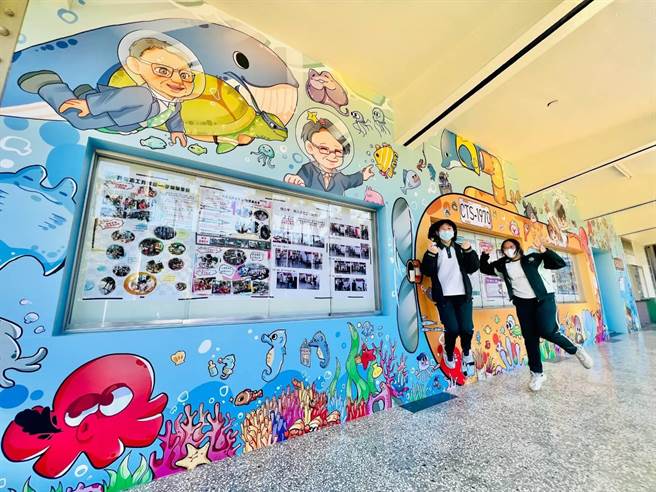 侨泰高中指出，公益走廊的背景插画以「海底世界」为设计理念，融入校园社团、学生活动等元素，以大海的宽阔与兼容，呼应学生热心投入公益活动的精神。（侨泰高中提供／潘虹恩台中传真）