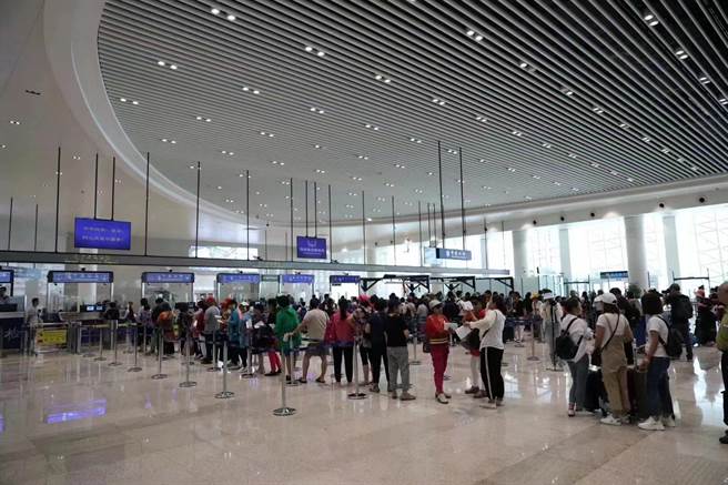 蔡政府開放小三通做半套，大陸全國台企聯呼籲：對全體台商和台灣鄉親一視同仁。圖為疫情之前廈門五通碼頭準備經小三通赴金門的乘客。（照片由廈門台商協會提供）