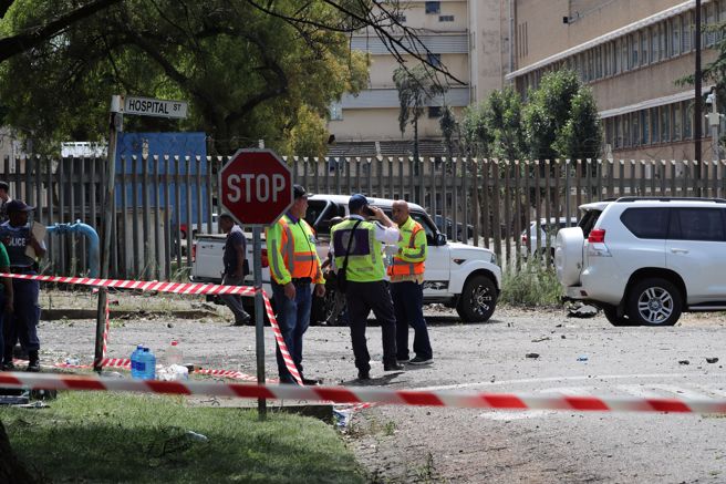 南非东北部城市博克斯堡（Boksburg）惊传一辆油罐车行经地下陆桥时突然起火爆炸；图为警消到场灌救。(图/路透社) 