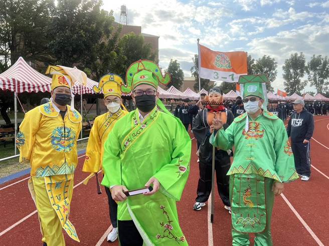 国立台东高中今天举办校庆，家长会及顾问团不计形象化妆进场。（台东高中提供／蔡旻妤台东传真）
