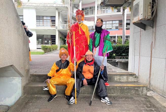 国立台东高中今天举办校庆，家长会及顾问团不计形象化妆进场。（台东高中提供／蔡旻妤台东传真）