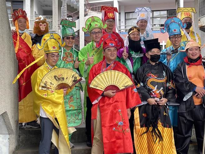 国立台东高中今天举办校庆，家长会及顾问团不计形象化妆进场。（台东高中提供／蔡旻妤台东传真）