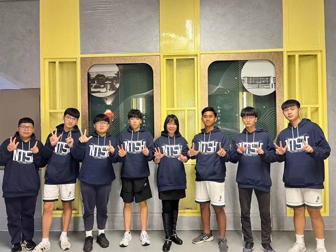 国立台东毕业校友李广浩、陈柏峰、林鸿明赠送全校每位教职员工生大学帽T。（台东高中提供／蔡旻妤台东传真）