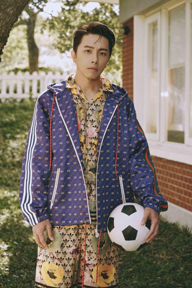 坤达身穿双品牌Logo印花的保龄球衫套装，展现帅气復古的时尚氛围。（Gucci提供）