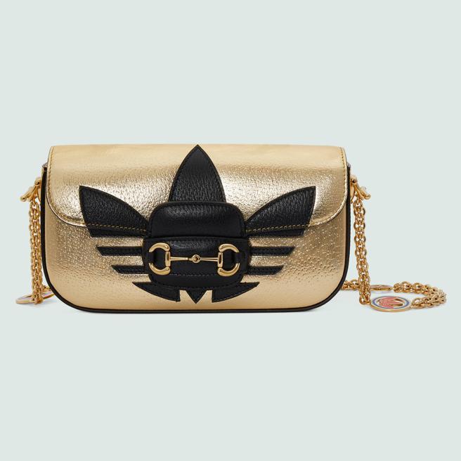 adidas x Gucci联名系列Horsebit小型金色肩背包，11万9300元。（Gucci提供）