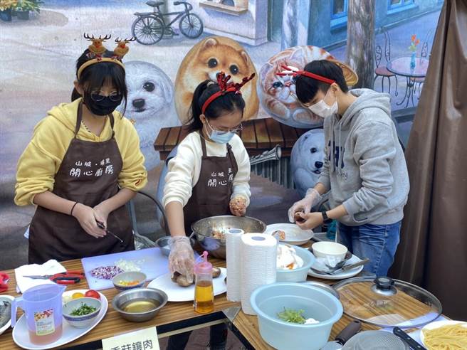 华瀚农技等企业提供商品义卖做公益，销售额30％将捐赠在地社福团体，受惠孩子展厨艺回馈。（杨静茹摄）