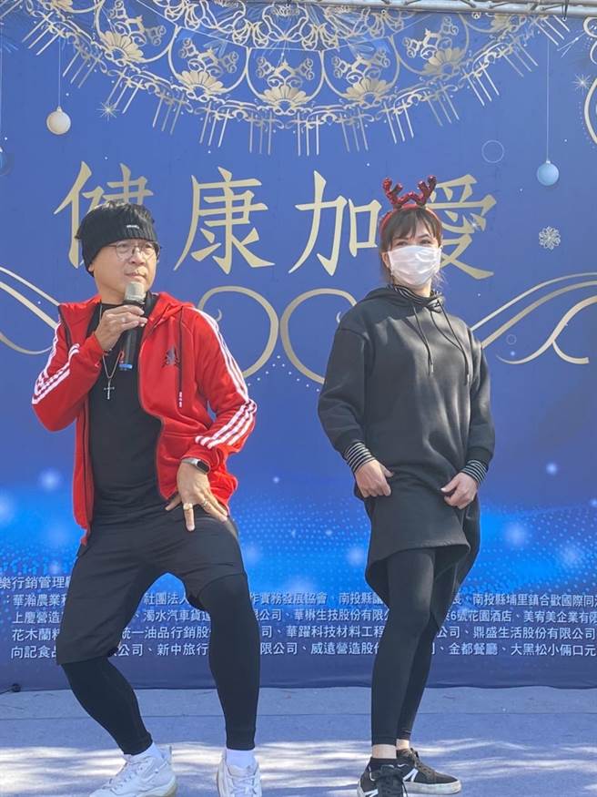 南投县体育会理事长罗俞欣（右）等人为石墨烯裤走秀，盼抛砖引玉，呼吁更多企业认购做公益。（杨静茹摄）