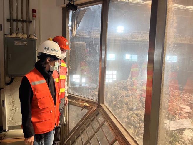 高雄市环保局表示，为避免清除业者非法转运外县市废弃物，市府春节前加强焚化厂废弃物落地检查，局长张瑞珲（前）也亲自率队突击焚化厂检查。（图/ 中央社）