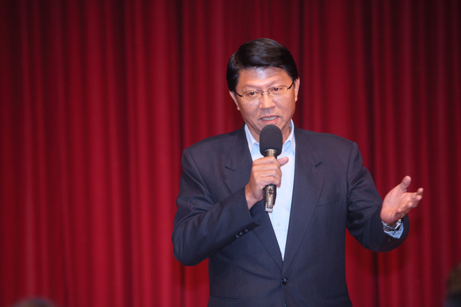 台南市议会正副议长选举，演变为「黑金」风暴，国民党台南市议员谢龙介（中）24日出席「希望树行动｜战斗蓝感恩茶会」会前受访表示，根本的原因是来自庞大的光电利益，各方都在抢食这块大饼，官、商、黑、金、枪的结合让台南乡亲相当失望，整个过程完全不顾乡亲的居住正义，这点从主办的台南市府局处首长被收押就可以看到。（张铠乙摄）