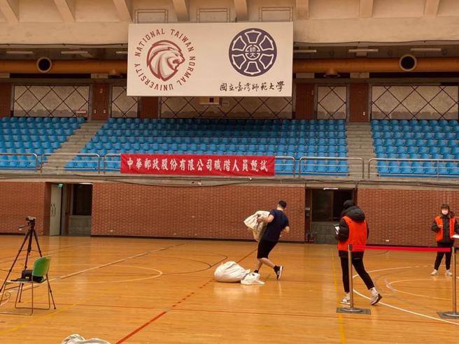 中華郵政今年招考1397名職階人員，24日進行第2階段甄試，其中有1293人需參加體能測驗。（圖/ 中央社）